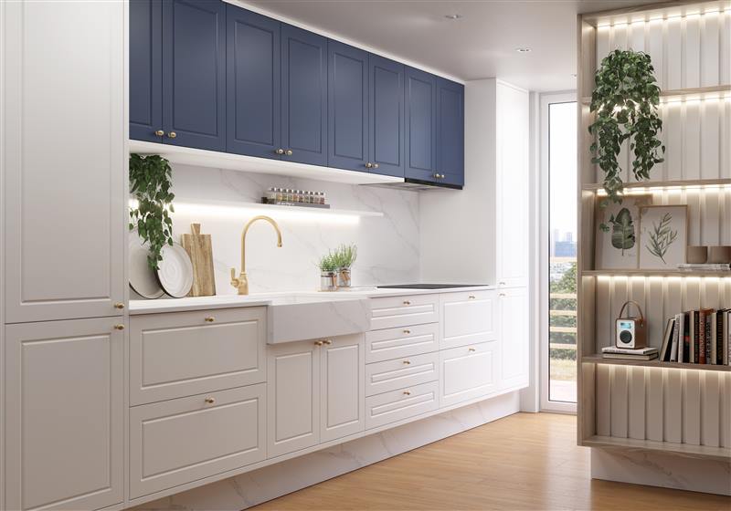 Cozinha planejada Italínea com armários em azul e bancada branca